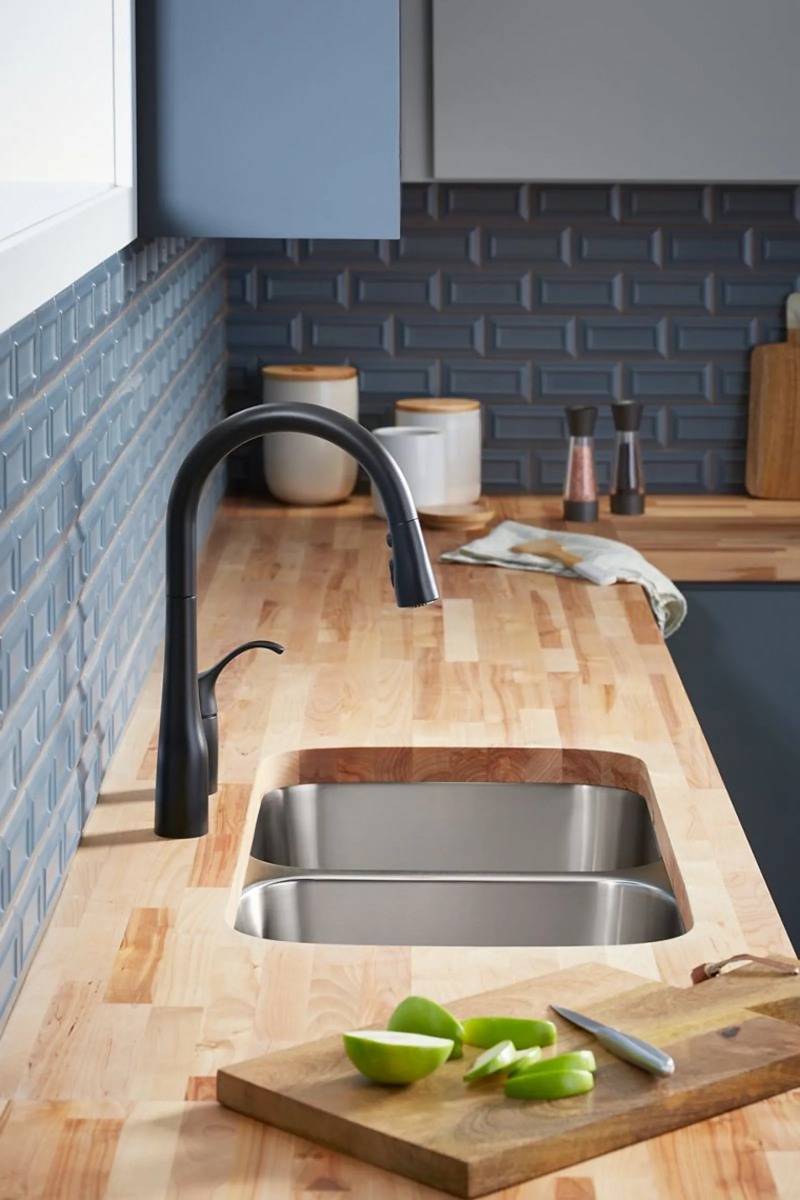 Pull-down kitchen sink faucet with three-function sprayhead^Kohler New