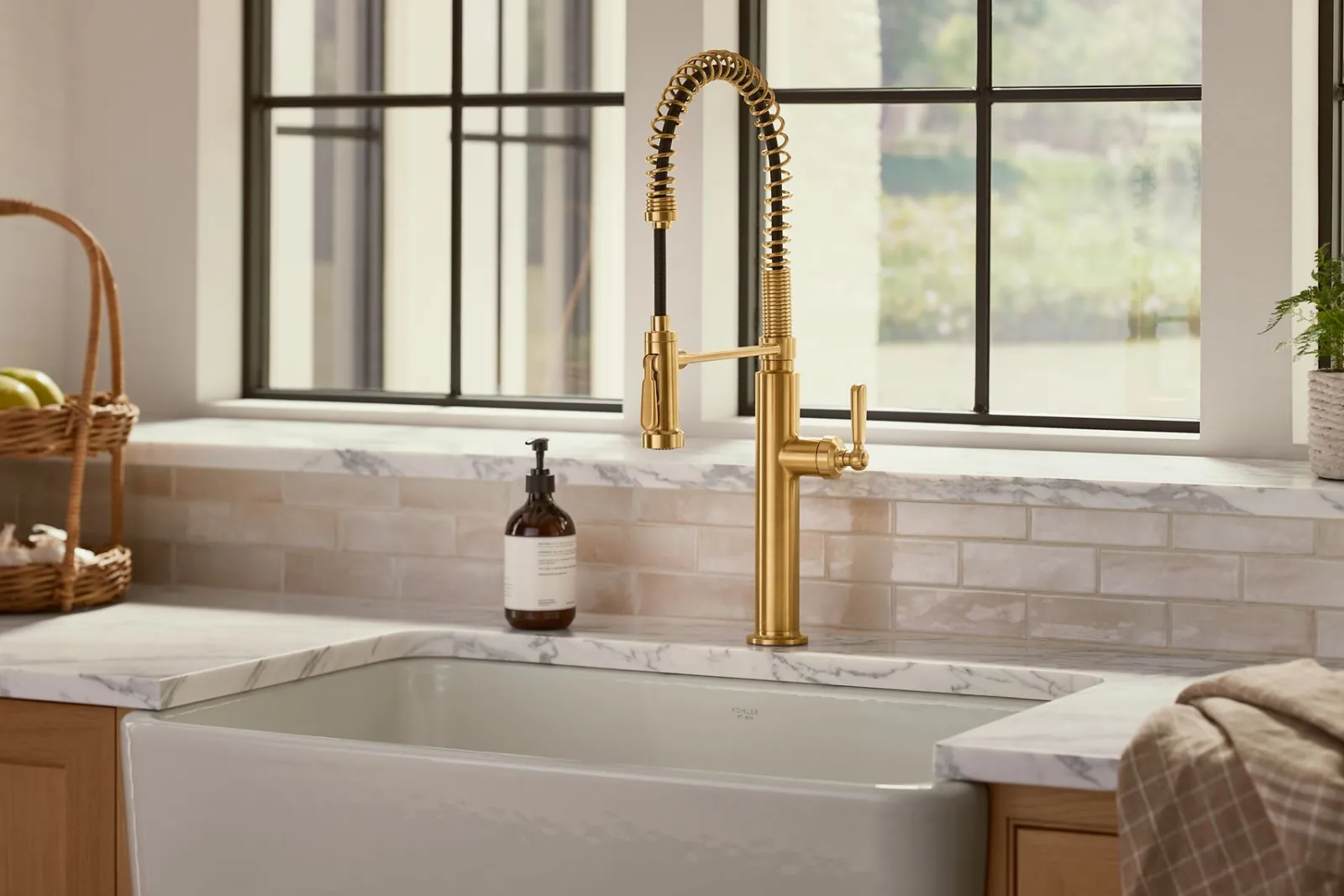 Semi-professional kitchen sink faucet with two-function sprayhead^Kohler Clearance
