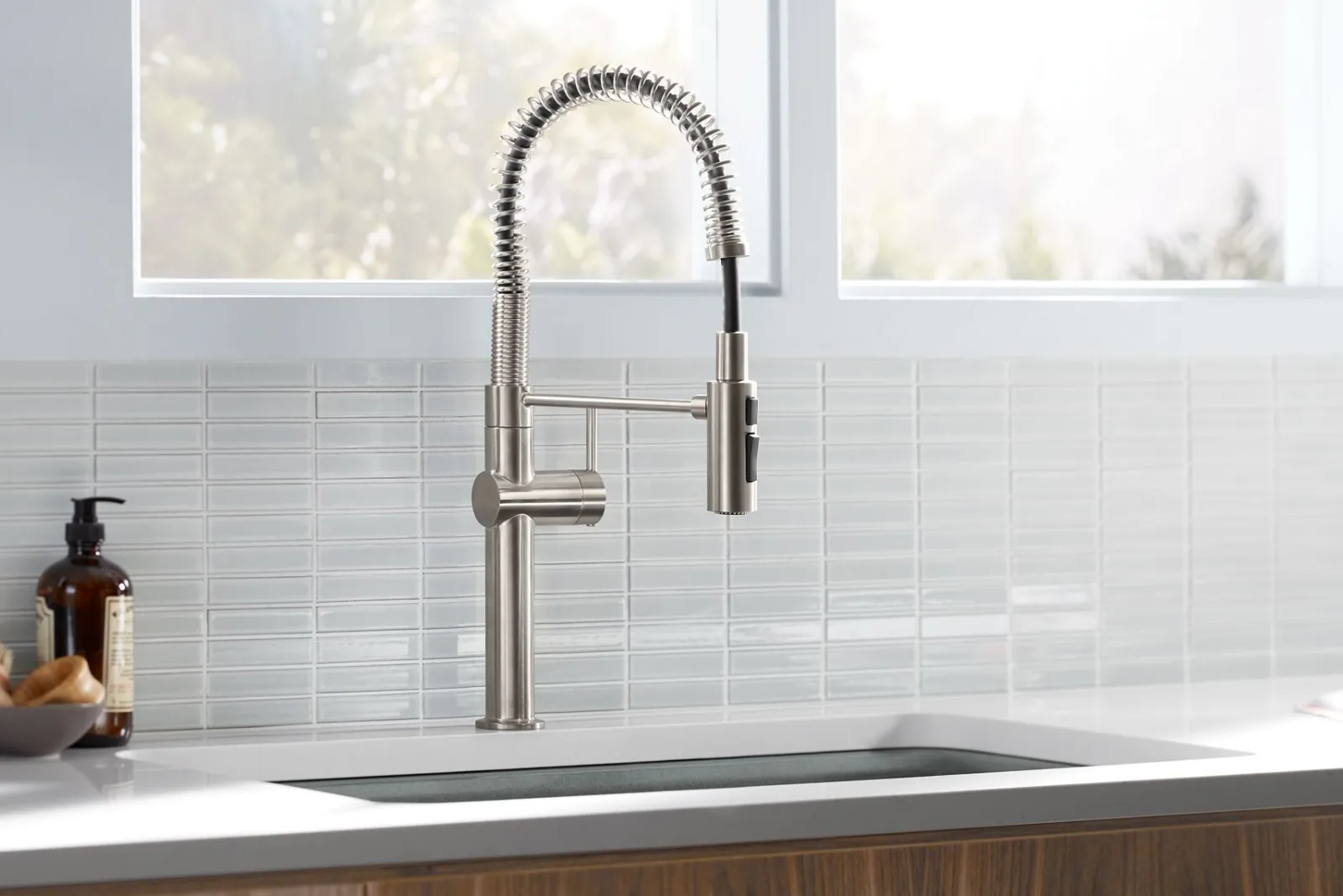 Semi-professional kitchen sink faucet with three-function sprayhead^Kohler New