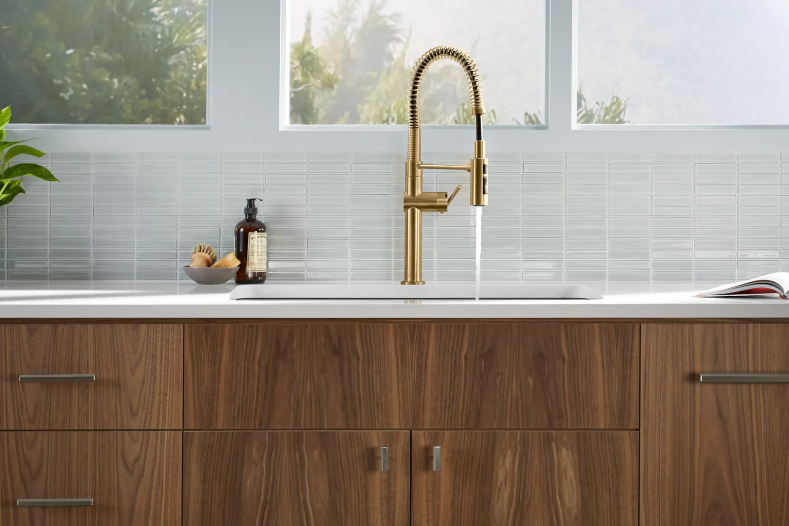 Semi-professional kitchen sink faucet with three-function sprayhead^Kohler New