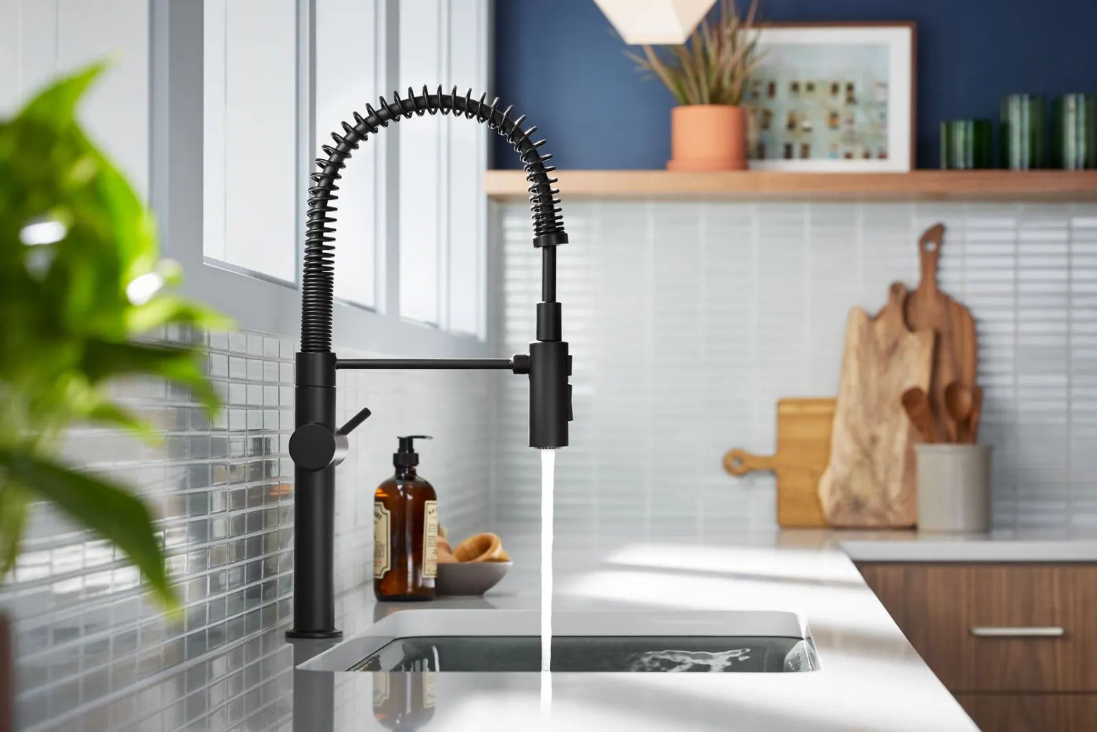Semi-professional kitchen sink faucet with three-function sprayhead^Kohler New