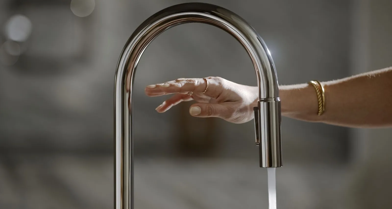 Touchless pull-down kitchen sink faucet with two-function sprayhead^Kohler Best