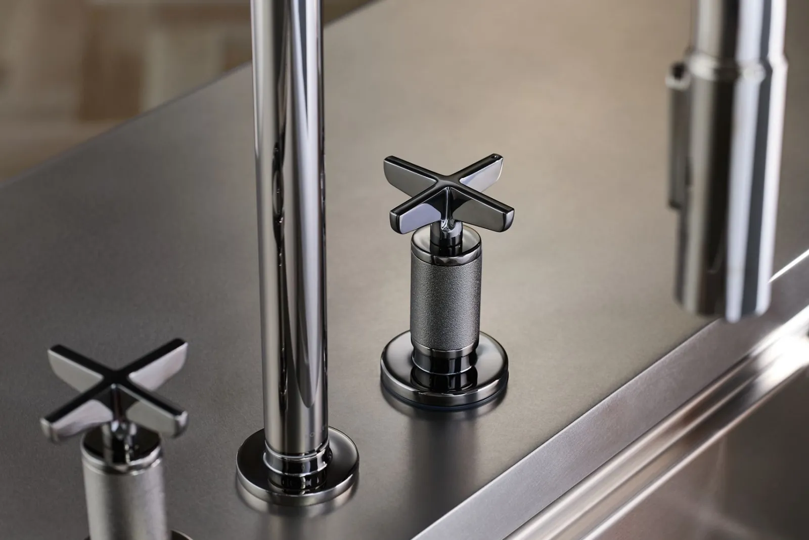 Touchless pull-down kitchen sink faucet with two-function sprayhead^Kohler Best