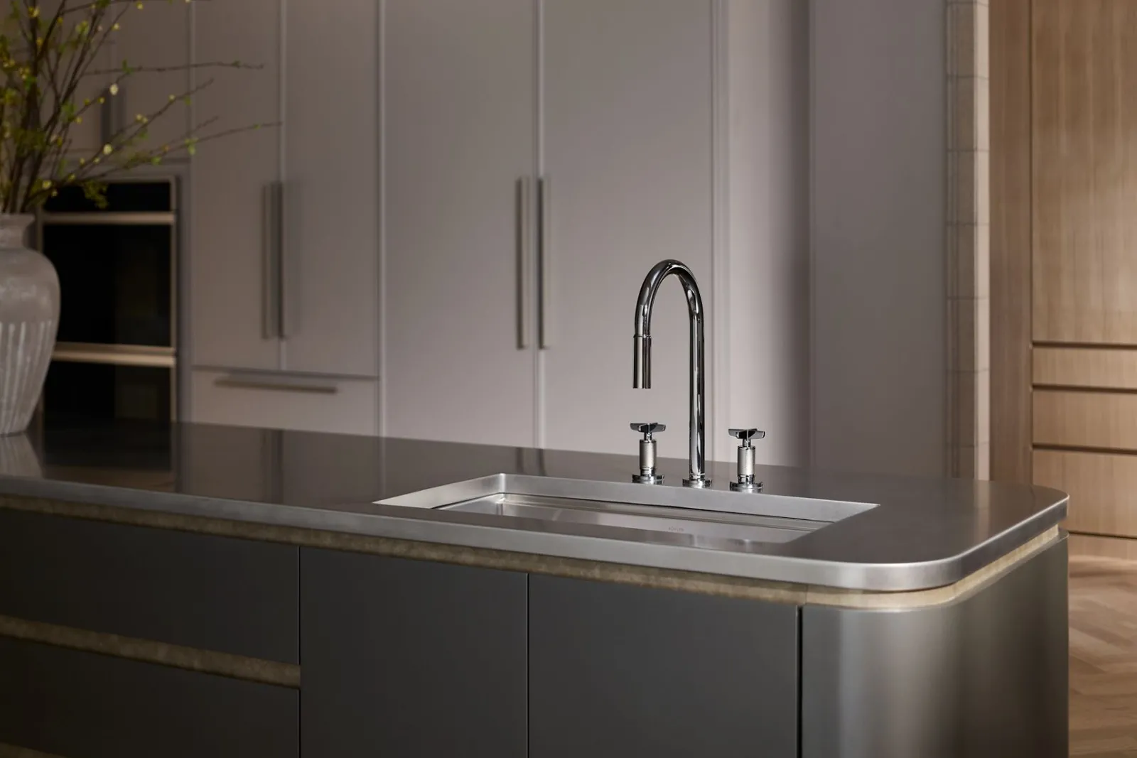 Touchless pull-down kitchen sink faucet with two-function sprayhead^Kohler Best