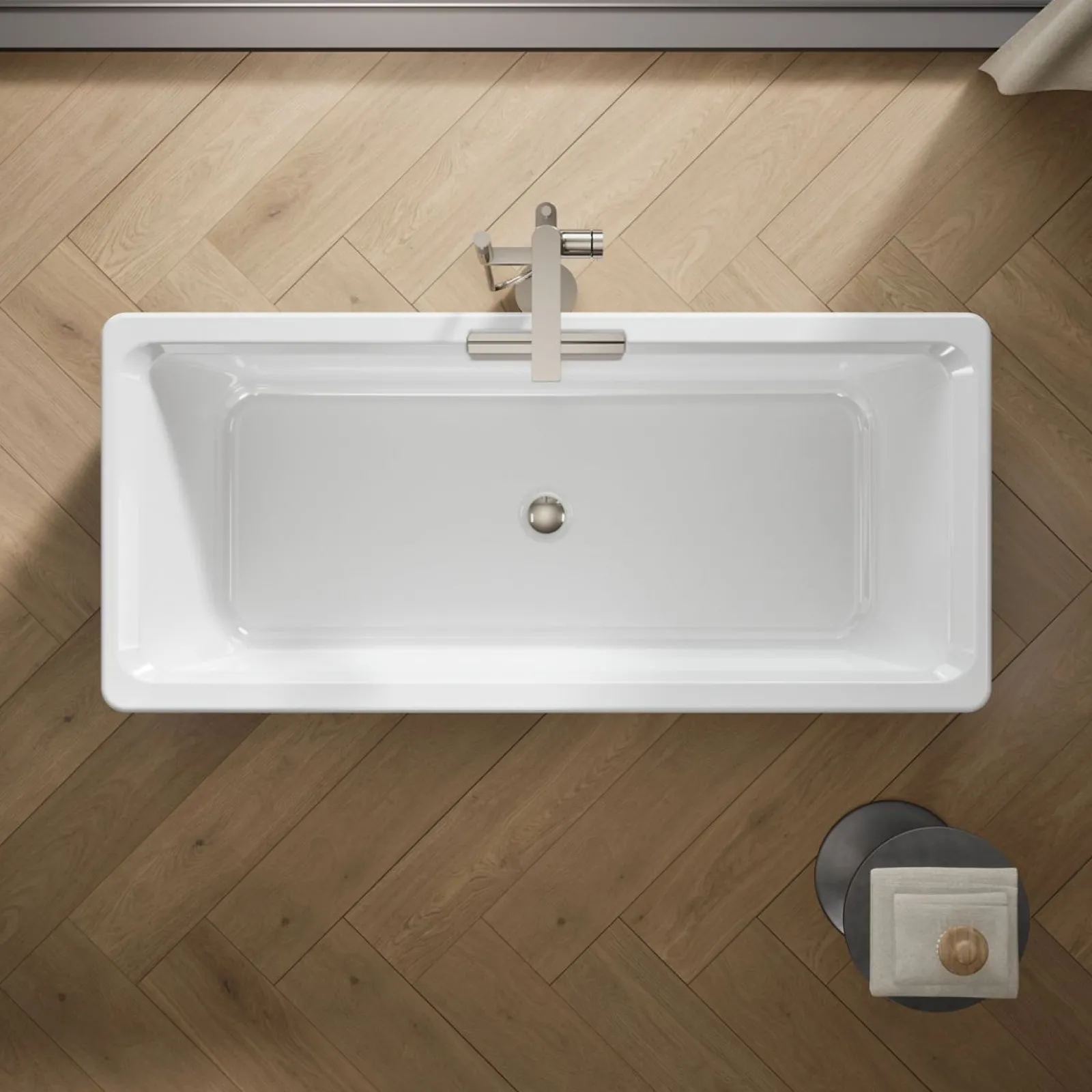 63" x 28-3/8" freestanding bath with shroud^Kohler
